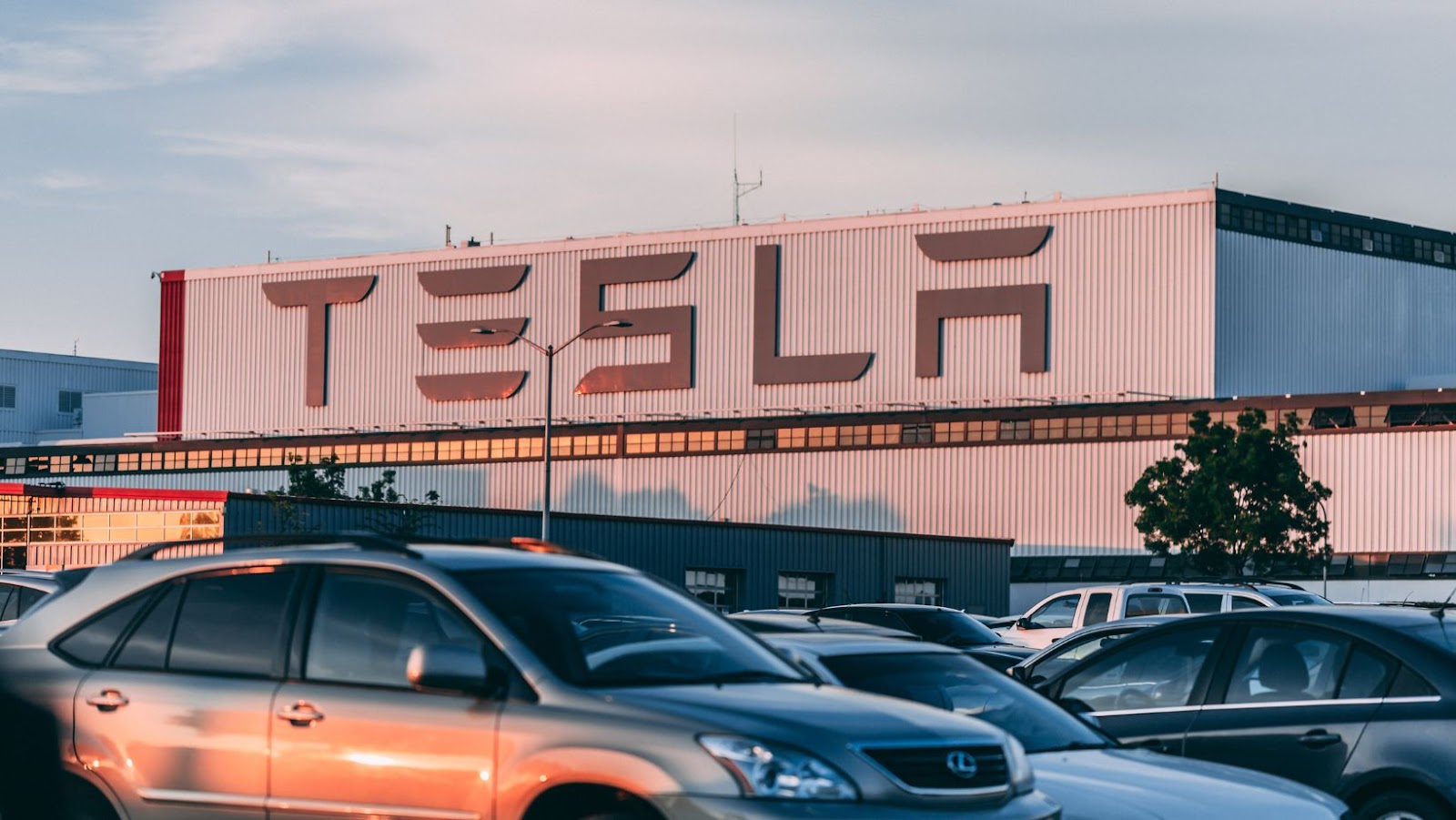 Tesla's full self-driving beta nda comes under fire from nhtsa
