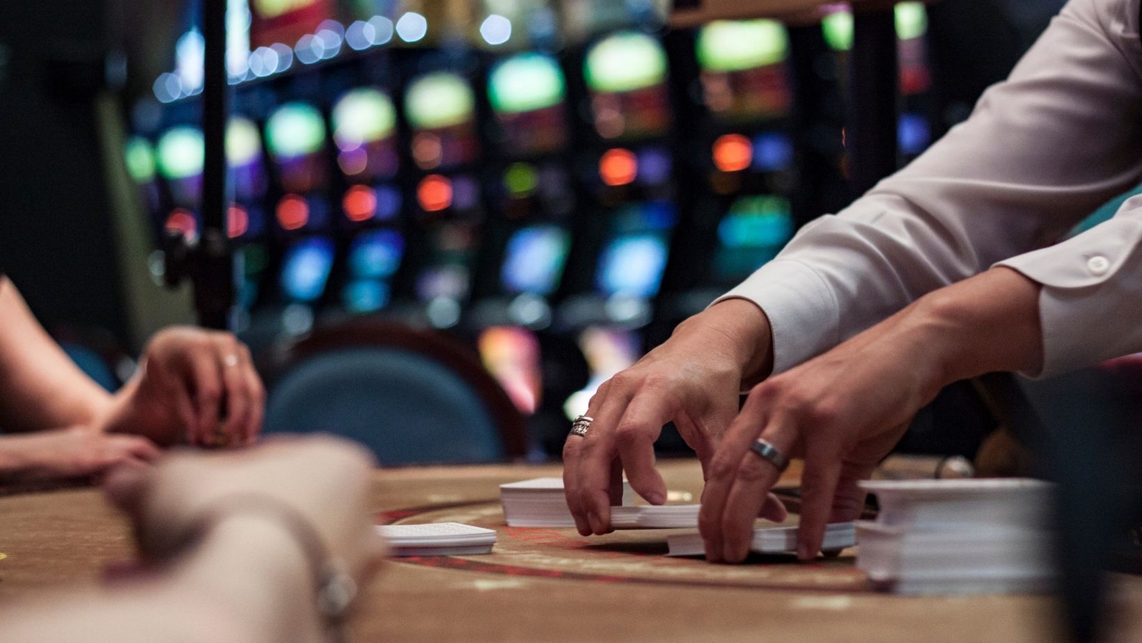 The Role of Live Dealers: Enhancing Your Online Gaming Experience
