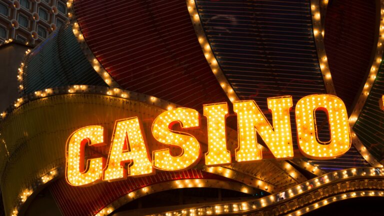 Mobile Social Casino Games: Play Anytime, Anywhere Mobile Social Casino Games: Play Anytime, Anywhere